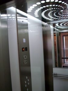 מעלית עם תקרה מעוצבת בדגם ייחודי המתאשפר תודות לטכנולוגיית החיתוך בלייזר המתקדמת.