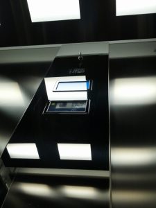 בתמונה ניתן לראות את אופן היצור של התאורה האסטטית במעלית.