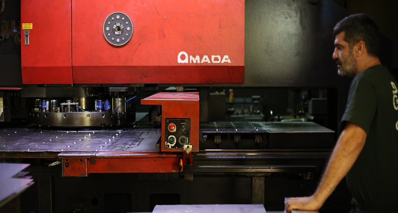 מכונת ניקוב AMADA - במנוחה, ממתינה לסט היצור הבא. ברצפת היצור של א.ד.ה.פ תעשיות.